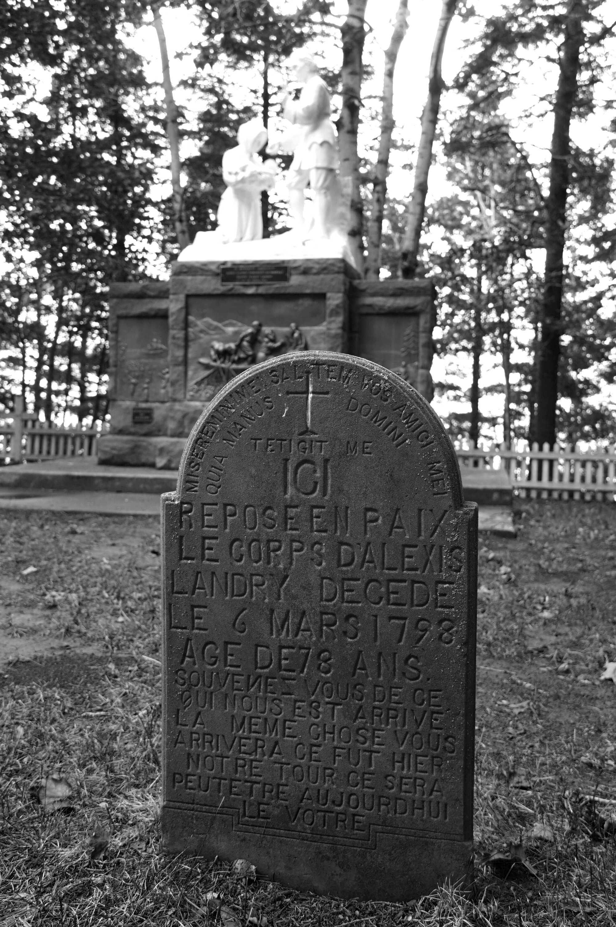 Acadie, pierre tombale épitaphe, Sanctuaire Ste Anne du Bocage